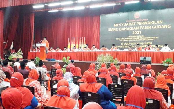 Mohamed Khaled semasa berucap merasmikan Persidangan UMNO Bahagian Pasir Gudang di Dewan Serbaguna Johor Jaya, Johor Jaya, Pasir Gudang, pada Sabtu.