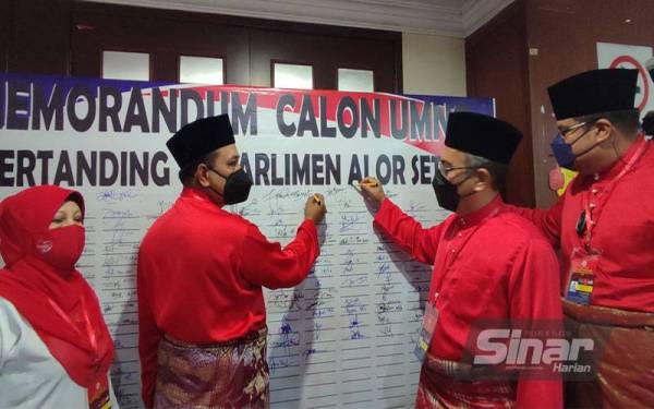 Mohd Yusof (kiri) turut menandatangani memorandum mendesak kerusi Parlimen Alor Setar diserahkan kepada calon daripada UMNO pada Mesyuarat Persidangan UMNO Bahagian Alor Setar di Alor Setar pada Sabtu.