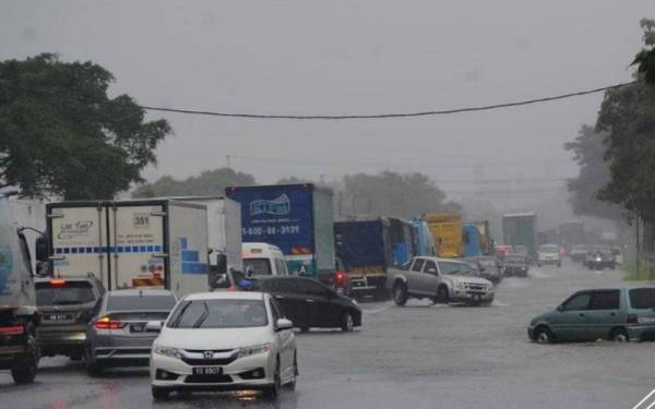 Jalan-jalan utama yang dinaiki air sejak lewat malam tadi menyebabkan ramai pengguna jalan raya terperangkap dan tidak dapat pulang ke rumah.