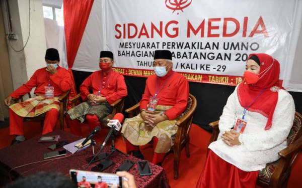 Bung Moktar dalam sidang akhbar selepas menyempurkankan Mesyuarat Perwakilan UMNO Bahagian Kinabatangan di Dewan Masyarakat Sandakan.