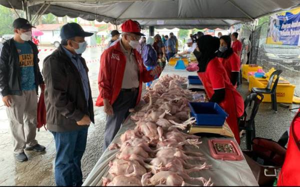 Mustapa (dua dari kiri) meninjau Jualan Keluarga Malaysia Parlimen Jeli di Tapak Pasar Tani Ayer Lanas, Jeli pada Sabtu.