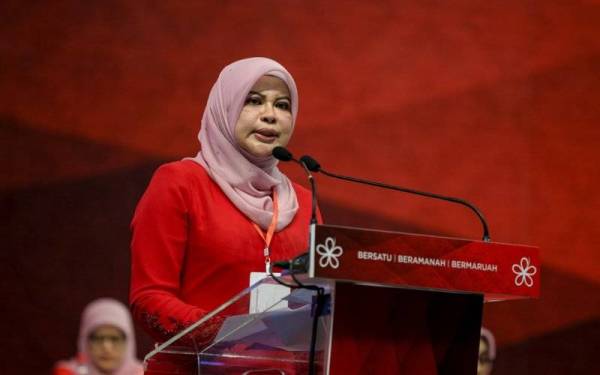 Ketua Srikandi Parti Pribumi Bersatu Malaysia (Bersatu) Datuk Seri Rina Mohd Harun berucap ketika Perhimpunan Agung Tahunan SrikandiBersatu sempena Perhimpunan Agung Tahunan Parti Pribumi Bersatu Malaysia (Bersatu) di Pusat Pameran dan Dagangan Antarabangsa Malaysia (Mitec) hari ini. - Foto Bernama