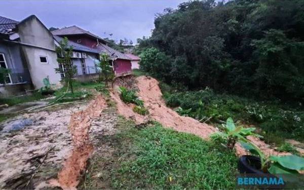 Hujan lebat berterusan lebih 24 jam sejak Jumaat mengakibatkan kejadian tanah runtuh yang menjejaskan dua rumah di Kampung Sungai Merab Hulu pada Sabtu. Foto Bernama