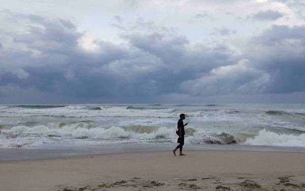 Keadaan angin kencang dan ombak besar yang dirakam di pantai Batu Buruk, Kuala Terengganu.