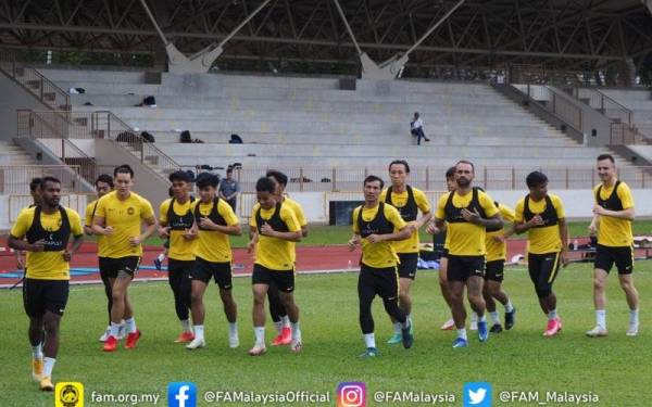 Barisan pemain Harimau Malaya menjalani latihan di Stadium Yishun baru-baru ini. - Foto Facebook FAM