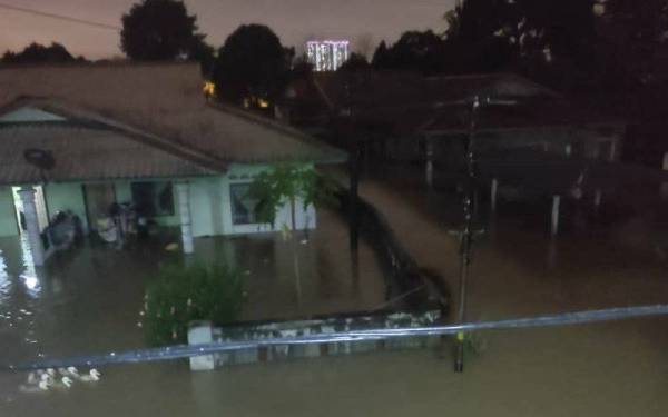 Keadaan rumah penduduk di Kampung Bukit Lanchung yang dilanda banjir berikutan limpahan Sungai Klang pada Sabtu.