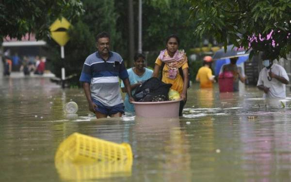 Jumlah mangsa banjir di seluruh negara meningkat kepada 17,963 orang setakat jam 11.20 pagi Ahad. - Foto Bernama