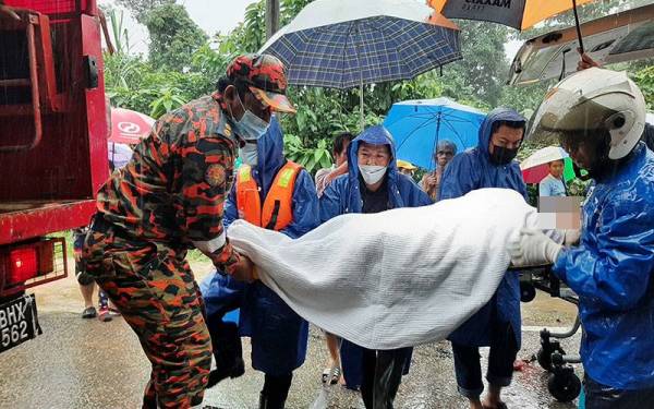 Pesakit dibawa menggunakan trak melalui laluan yang dinaiki air.