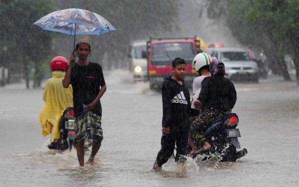 Hujan lebat tanpa henti sejak pagi Jumaat lalu menyebabkan beberapa kawasan di Lembah Klang dilanda banjir. - Foto Bernama