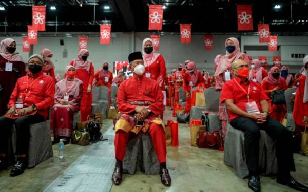 Muhyiddin Yassin (tengah) bersama Naib Presiden Bersatu, Datuk Seri Dr Ronald Kiandee (kanan) ketika menghadiri Perhimpunan Agung Tahunan Srikandi Bersatu sempena Perhimpunan Agung Tahunan Bersatu di MITEC pada Ahad. - Foto Bernama