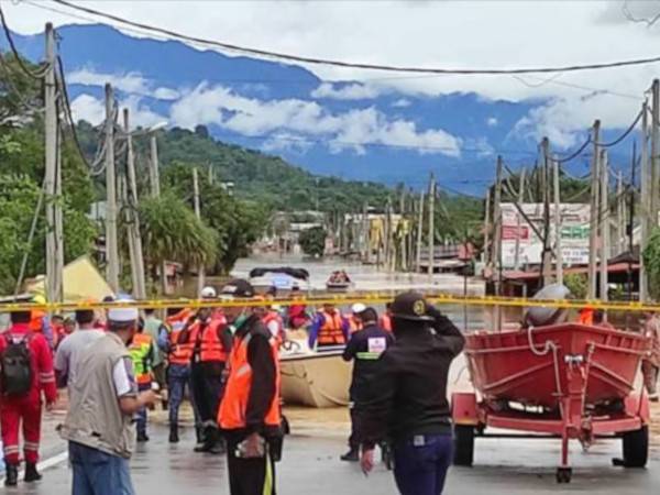 The entrance road to Kampung Sungai Serai and Taman Sri Nanding were cut due to the flood in Hulu Langat, Selangor. - Awani Photo