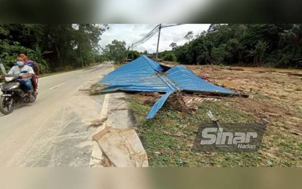 Hanya atap yang tinggal di tepi jalan utama di Kampung Bandar Tinggi, Jelebu.