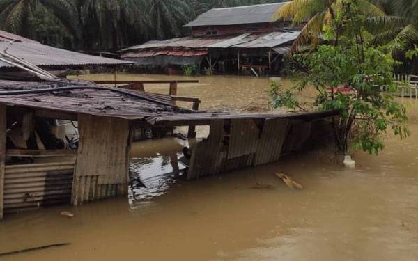 Kelihatan rumah di daerah Muallim dinaiki air ekoran keadaan hujan berterusan sejak Jumaat. Foto: ihsan polis.