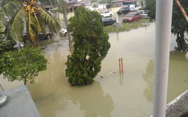 Keadaan rumah penduduk di Taman Cempaka Sari, Bukit Raja yang dinaiki air.