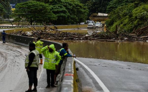 Keadaan di kilometer 69.5 Karak-Bentong dalam kejadian tanah runtuh ketika tinjauan di Lebuhraya Pantai Timur hari ini. Foto Bernama