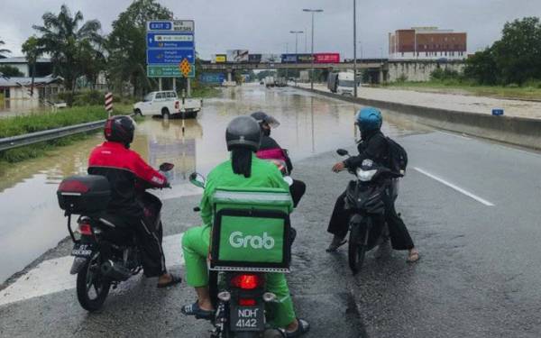 Orang ramai terkandas akibat air semakin naik di Jalan Labohan Dagang-Nilai berikutan hujan berterusan pada Sabtu. - Foto Bernama
