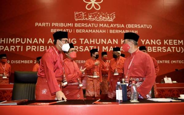 Muhyiddin (kanan) bersama timbalannya, Datuk Seri Ahmad Faizal Azumu pada Perhimpunan Agung Tahunan Bersatu di Pusat Pameran dan Dagangan Antarabangsa Malaysia hari ini. - Foto Bernama