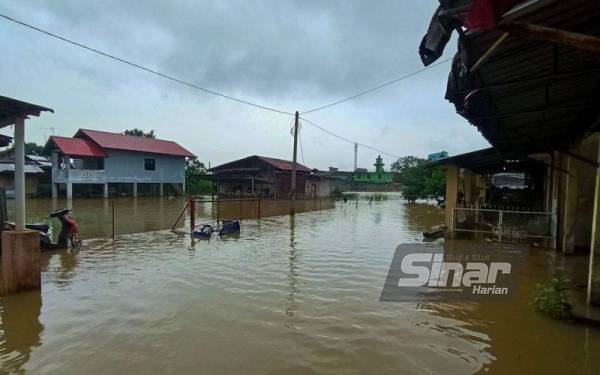 Air Sungai Golok mula melimpah, pada jam 5 petang ia sudah melepasi paras bahaya mencatatkan bacaan 10.30 meter.