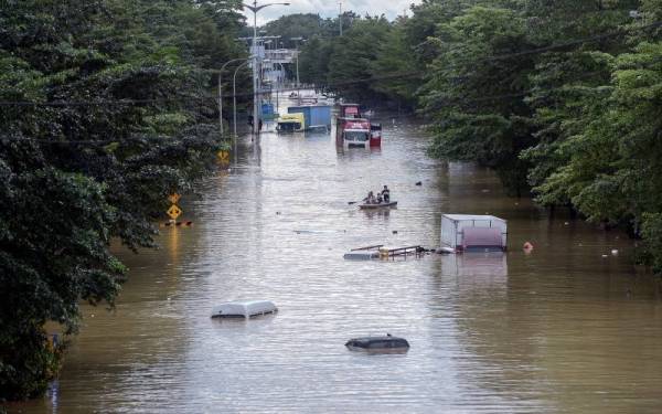 Rakaman gambar situasi banjir di sekitar kawasan Sri Muda yang ditenggelami air akibat banjir kilat ketika tinjauan fotoBernama hari ini. - Foto Bernama