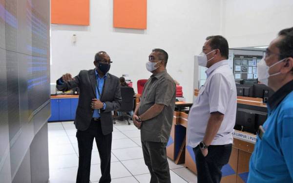 Takiyuddin (dua dari kiri) melawat Metro Regional Control Center di Kompleks Ibu Pejabat TNB dan diberi taklimat oleh Ketua Jurutera Distribution Sistem Operator, Ganesh M Subramaniam (kiri) mengenai kesiapsiagaan TNB dalam menghadapi bencana banjir. Turut hadir Baharin (dua dari kanan) dan Ketua Pegawai Rangkaian Pembahagian, Wan Nazmy Wan Mahmood (kanan)