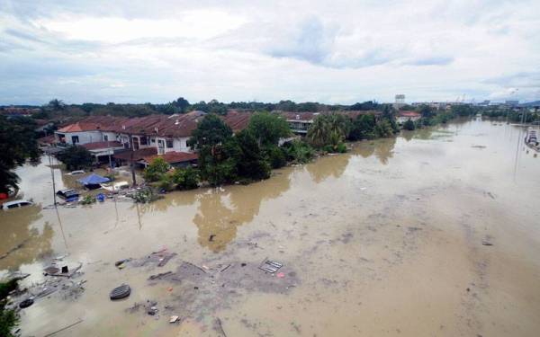 Rakaman gambar situasi banjir kilat yang berlaku di sebuah taman perumahan di Bukit Kemuning ketika tinjauan fotoBernama di sini pada Ahad.