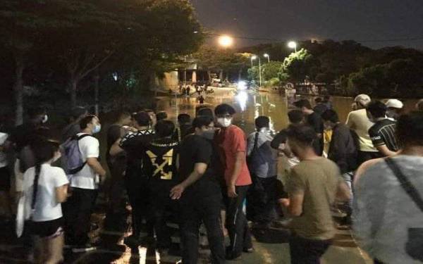 Orang ramai menghampiri mayat lelaki yang ditemukan sejurus paras air surut di hadapan pangsapuri Alam Idaman, Seksyen 22 di sini pada Ahad.