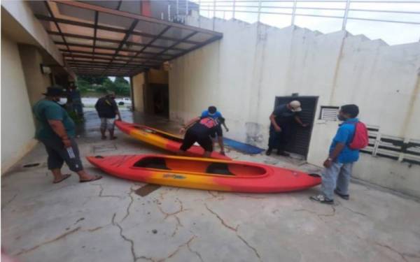 Sukarelawan Bantuan Bencana Banjir USIM menyiapkan kayak dan alatan menyelamat untuk diserahkan kepada wakil penduduk taman berdekatan yang ditelanggami air.