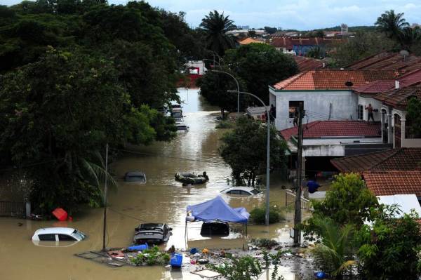 SHAH ALAM, Dec 19 - Fire and Rescue Department and locals working together to rescue trapped victims to safety. Water levels rose beyond head level an deemed extremely dangerous. (Photo by Bernama)