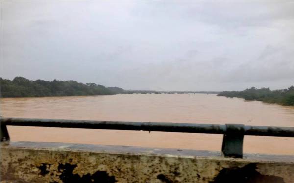 Keadaan paras air di Sungai Kusial di Tanah Merah.
