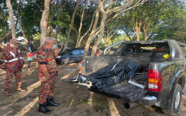 Mayat Mohd Helmi dijumpai kira-kira lima kilometer dari lokasi kejadian awal pagi Isnin. - Foto ihsan Bomba Pahang