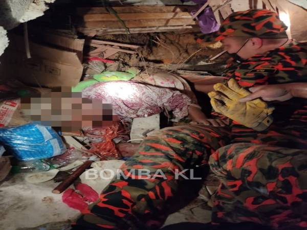 Anggota Bomba dan Penyelamat berjaya mengeluarkan mangsa dalam kejadian tanah runtuh di Jalan Pelimbayan Indah Kampung Sungai Penchala di sini pada Sabtu.