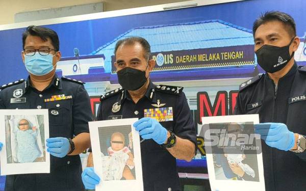 Abdul Majid (tiga dari kanan) menunjukkan tiga bayi yang berjaya diselamatkan ketika sidang akhbar di Ibu Pejabat Polis Daerah (IPD) Melaka Tengah di Bandar Hilir pada Isnin.