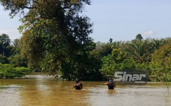 Dua anggota Batalion 7 PGA Kuantan tidak berganjak dan tetap melakukan penugasan di sempadan Malaysia-Thailand walaupun terpaksa meredah banjir selepas air Sungai Golok melimpah ke kawasan sekitar Rantau Panjang pada Isnin.