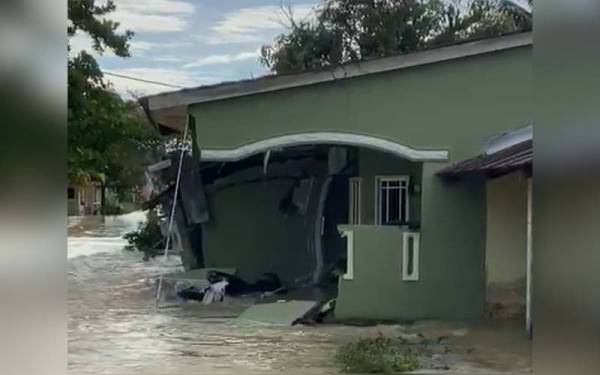 Keadaan rumah Siti Azian yang rosak teruk di bahagian depan akibat banjir di Kampung Bestari Jaya, Kuala Selangor pada Isnin.