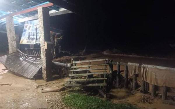 Seorang pengusaha chalet dan inap desa yang terperangkap dalam kejadian banjir di Janda Baik, Bentong terpaksa berendam dalam air lebih lima jam.