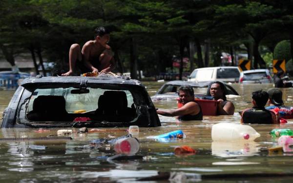 Sebahagian mangsa banjir yang masih terkandas ketika tinjauan di Taman Seri Muda Seksyen 25 Shah Alam pada Isnin. - Foto Bernama