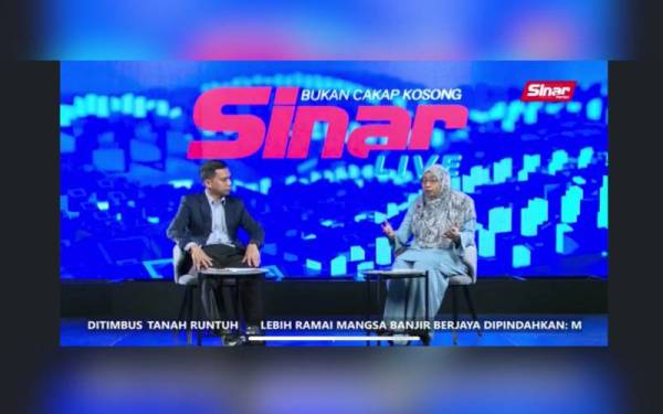 Dari kiri Haizir Othman sebagai hos bersama panel, Ketua Sekretariat Rasuah Busters, Nurhayati Nordin dan Ketua Jabatan Pemasaran Grup Sinar Karangkraf, Nik Justin Nik Mohd Ariffin (dalam talian) menerusi Program Sinar Live bertajuk 'Misi #BantuanBencana Sinar Harian x Rasuah Busters' yang disiarkan di semua platform Sinar Harian pada Isnin.