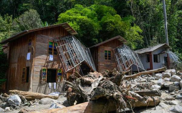 Rakaman gambar deretan chalet yang rosak teruk akibat dibawa arus deras sungai ketika tinjauan operasi mencari dan menyelamat mangsa banjir lumpur di Bobby Eco Farm Resort Bentong pada Isnin. - Foto Bernama