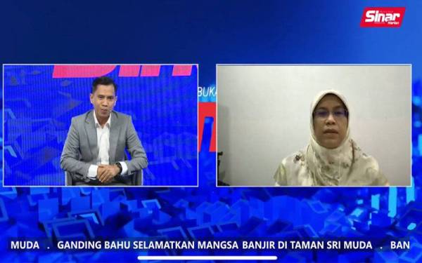 Haizir (kiri) bertanyakan soalan kepada Rodziah (kanan) dalam program Sinar Live bertajuk 'Bila Alam Mula Menangis' yang disiarkan menerusi semua platform Sinar Harian pada Isnin.