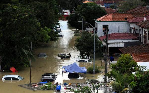 Orang ramai bersama anggota Jabatan Bomba dan Penyelamat Malaysia bekerjasama untuk mengeluarkan mangsa banjir. - Foto Bernama