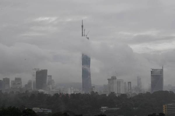 KUALA LUMPUR, Dec 18 - Merdeka Warisan Tower 118 at 10am surrounded by low clouds with a reading of 25 degrees Celcius. The Malaysian Meteorological Department predicted thunderstorms in Selangor, Kuala Lumpur and Putrajaya. (Photo by Bernama)