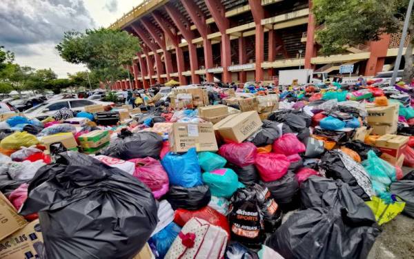 Timbunan beg plastik dan kotak pelbagai jenis barangan dihantar di kawasan parkir Stadium Tuanku Abdul Rahman Paroi