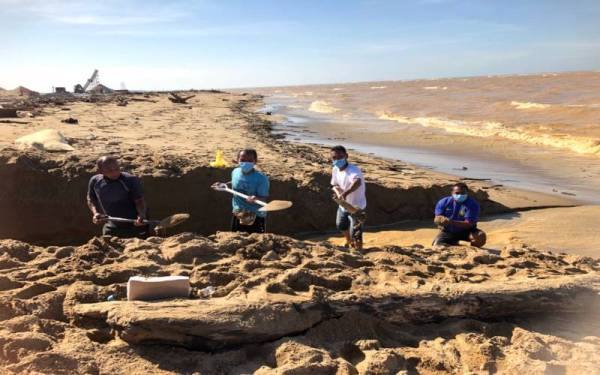 Beting pasir yang terbentuk di kuala Pantai Suri dikorek oleh para nelayan dan penduduk bagi mengelak limpahan Sungai Kelantan yang boleh mengakibatkan banjir.