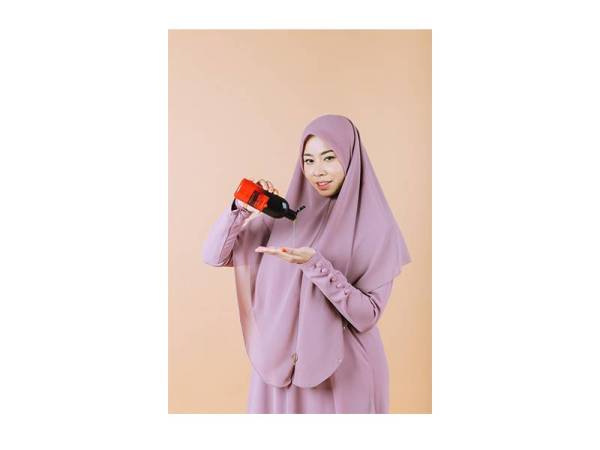 Fatin Pauzi menunjukkan produk Cunna Pretty yang dihasilkan menerusi bahan semulajadi.