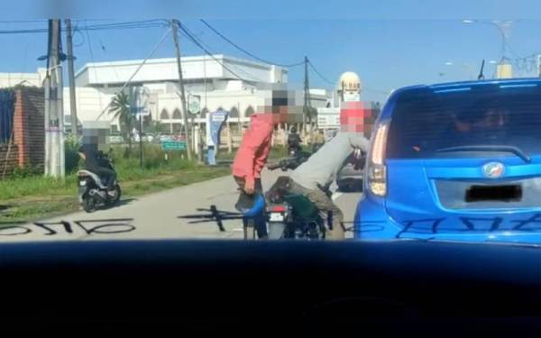 Rakaman kejadian yang tular di laman sosial memaparkan suspek bertindak memukul cermin kereta mangsa dengan menggunakan topi keledar.