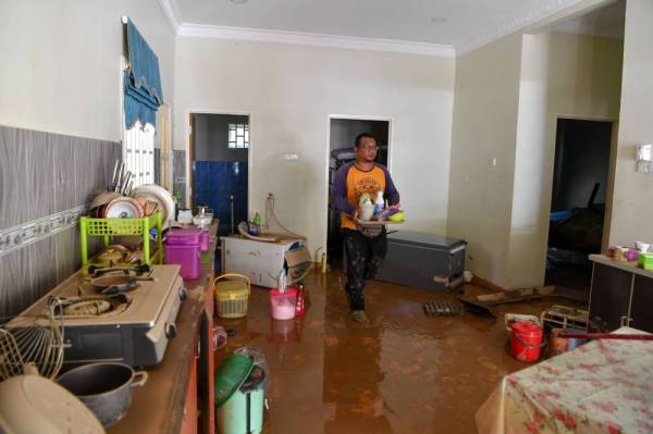 ALOR GAJAH, Dec 20 - Rezaldean Md Yunos, 42, cleaning his home in Kampung Pengkalan Pauh near Lubok China in Melaka after floodwaters subsided. (Source: Bernama)
Lubok China merupakan salah satu dari 15 kawasan terjejas akibat banjir yang melanda pada Jumaat lepas.  Sehingga kini, jumlah mangsa banjir di Melaka menurun kepada 718 mangsa dari 158 keluarga setakat tengah hari tadi.   --fotoBERNAMA (2021) HAK CIPTA TERPELIHARA