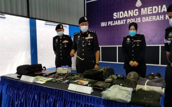 Mohd Zaid (dua dari kiri) menunjukkan hasil rampasan pada sidang media di IPD Kajang pada Selasa.