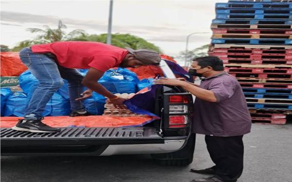 Sukarelawan menyusun barangan keperluan untuk dibawa bagi membantu mangsa banjir di Selangor.