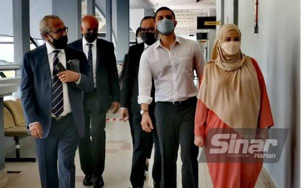 Neelofa dan Muhammad Haris serta barisan peguamnya ketika hadir di Mahkamah Majistret Seremban pada Selasa.