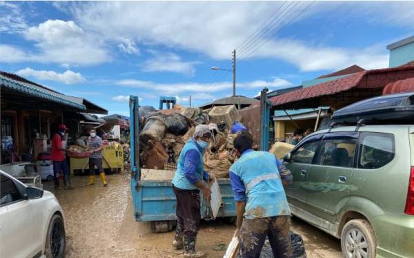 Operasi pengutipan barangan domestik dan pukal di kawasan banjir telah bermula pada Sabtu di lapan kawasan PBT yang terjejas akibat banjir. (Gambar kecil: Ramli) 